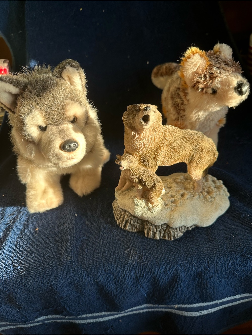 Living Stone GRAY WOLF & CUBS FIGURINE "Howling Lessons” 1995 +2 Plush Wolf Pups